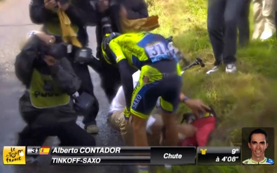 Tour de France, 10a tappa: la festa nazionale francese non porta fortuna ad Alberto Contador. Coinvolto in una caduta, sar costretto al ritiro. Frattura della tibia destra per la quale  necessario un intervento chirurgico. (Ansa)